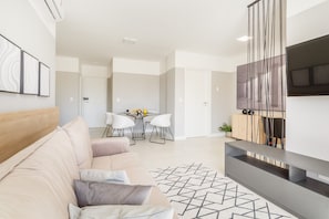 Basic-Apartment | Wohnbereich | Fernseher