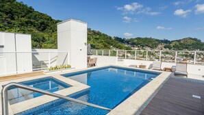 A rooftop pool with a clear view of a hillside. - Apartment in the Center With Pool Rri103 (Florianópolis)