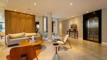 Basic Apartment | Lobby