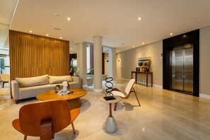Basic-Apartment | Lobby