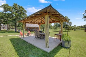 Outdoor dining - The Nest-A Cozy Rustic Escape for Two (Fredericksburg)