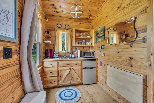 Kühlschrank, Mikrowelle, Wasserkocher mit Kaffee-/Teezubehör, Toaster
