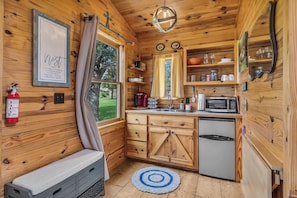 Kühlschrank, Mikrowelle, Wasserkocher mit Kaffee-/Teezubehör, Toaster