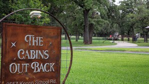 Señalización para 'The Cabins Out Back' en la carretera Knopp School, número 2557.