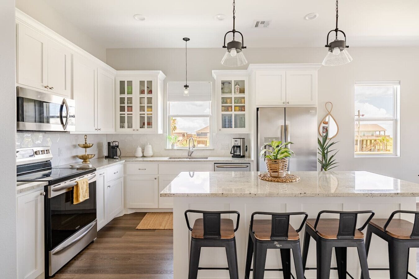 冷蔵庫、電子レンジ、オーブン、コンロ