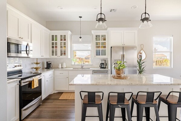 Frigorífico, microondas, horno y placa de cocina