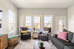 Una televisión, un reproductor estéreo