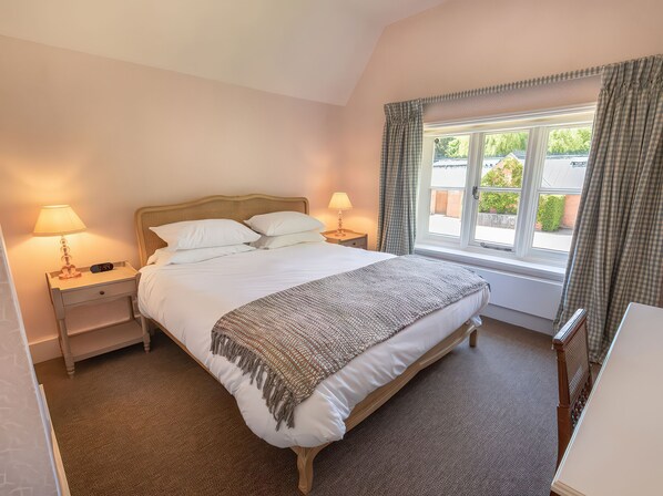 2 bedrooms, individually decorated, individually furnished, free WiFi