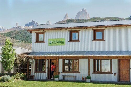 Ideal for families or groups. Walking distance to the main trails.