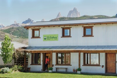 Ideal for families or groups. Walking distance to the main trails.