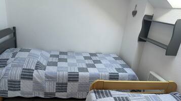 2 chambres, fer et planche à repasser, draps fournis