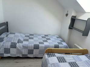 Iron/ironing board, bed sheets