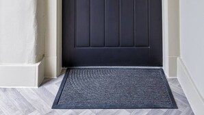 Une porte de couleur sombre, au-dessus de laquelle on peut lire l’inscription : « The Wellness Suite ».