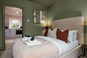 1 dormitorio, tabla de planchar con plancha, wifi y ropa de cama