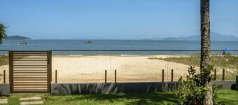 6BR Beachfront Home in Bombinhas Abm0101