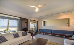 Basic Villa | Living area - 6BR Beachfront Home in Bombinhas Abm0101 (Bombinhas)