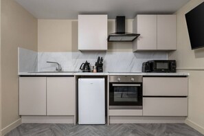 Kühlschrank, Mikrowelle, Ofen, Herdplatte