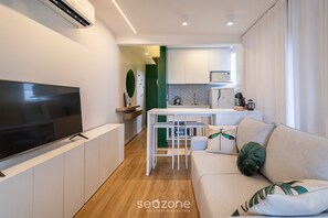 Living area - Charming Studio in Itacorubi Jvv303 (Florianópolis)