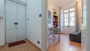 Apartamento, 1 quarto | Área de estar | TV 30 polegadas com canais via satélite