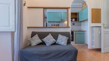 Apartment, 1 Schlafzimmer | Wohnbereich | 30-Zoll-Fernseher mit Satellitenempfang