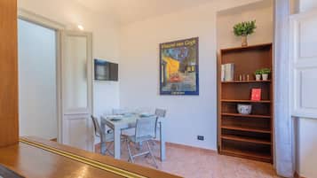 Apartamento, 1 quarto | Área de estar | TV 30 polegadas com canais via satélite