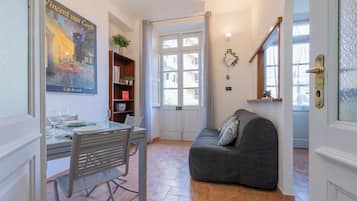 Apartment, 1 Schlafzimmer | Wohnbereich | 30-Zoll-Fernseher mit Satellitenempfang