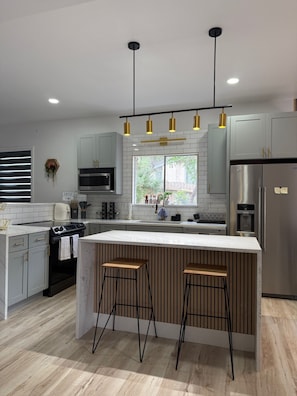 Mikrobølgeovn, ovn, kokeplater og oppvaskmaskin