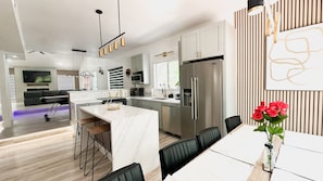 Mikrobølgeovn, ovn, kokeplater og oppvaskmaskin