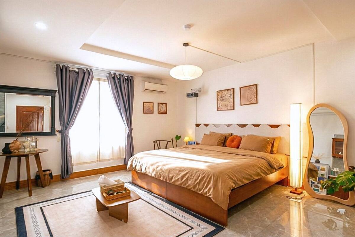 Executive Suite Room | 저자극성 침구, 책상, 암막 커튼, 방음 설비