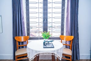 Deluxe Double Room | Biancheria da letto ipoallergenica, una scrivania, tende oscuranti