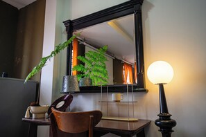 Superior tweepersoonskamer | Hypoallergeen beddengoed, een bureau, verduisterende gordijnen