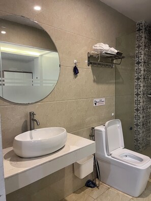Ducha, secador de pelo, pantuflas, toallas