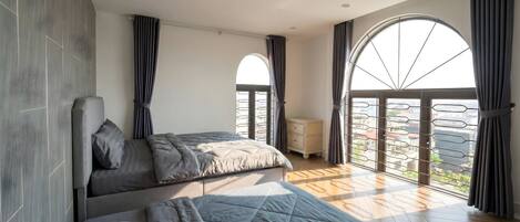 Family Suite Room | Literie hypoallergénique, bureau, rideaux occultants