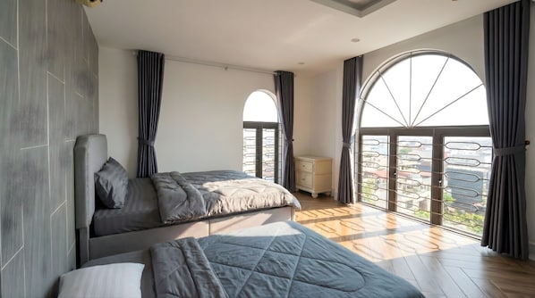 Family Suite Room | Biancheria da letto ipoallergenica, una scrivania, tende oscuranti