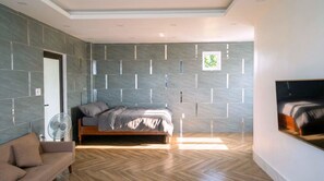 Family Suite Room | Hypoallergeen beddengoed, een bureau, verduisterende gordijnen