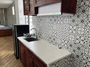 Luxury Suite | Private kitchen | Mini-fridge