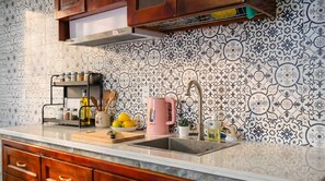 Family Suite Room | Private kitchen