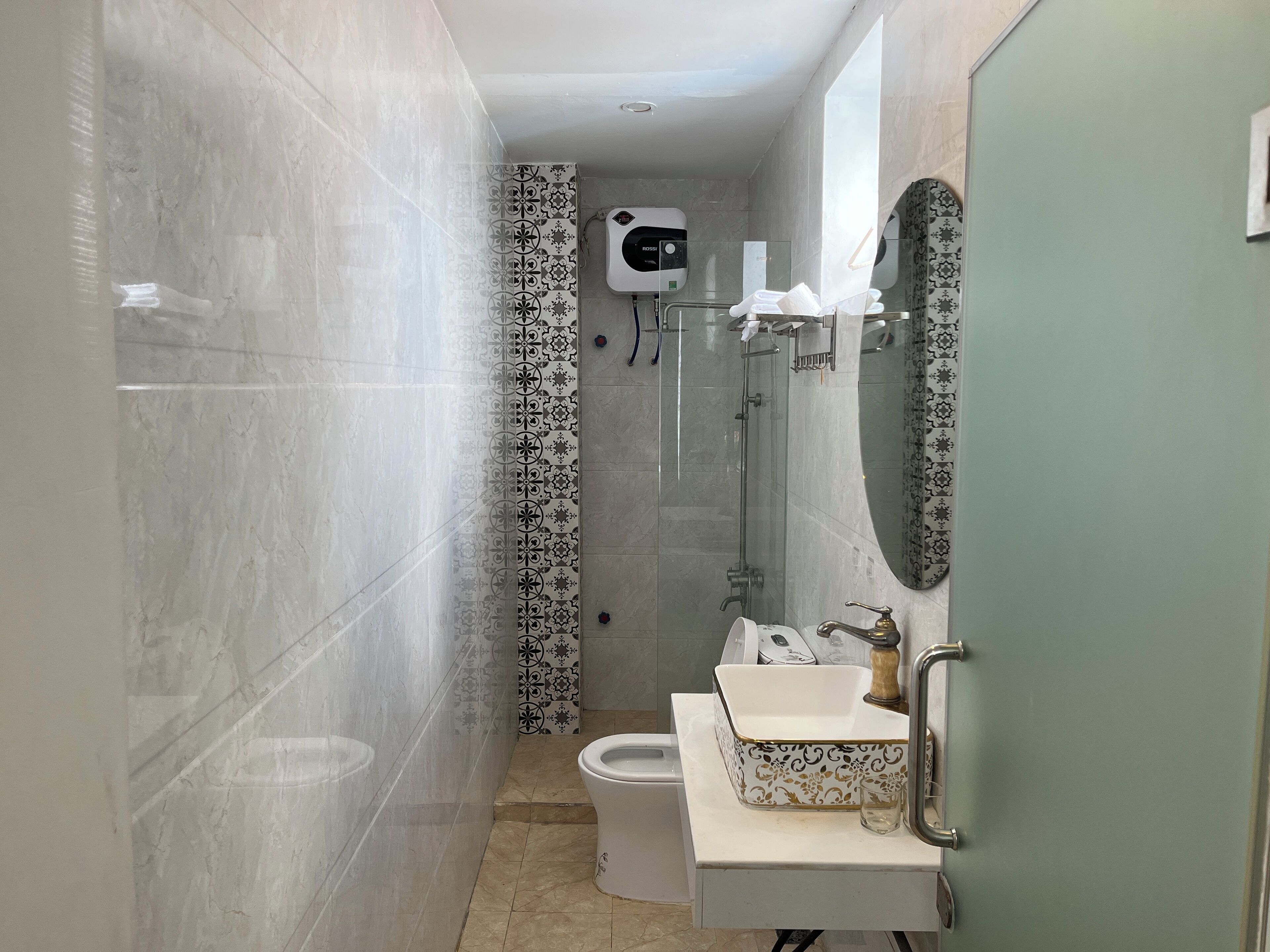 Deluxe Double Room | Bathroom | Shower, hair dryer, slippers, towels