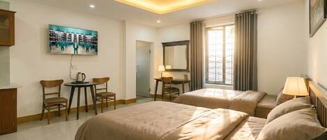 Deluxe Twin Room: | Ropa de cama hipoalergénica, escritorio y cortinas blackout