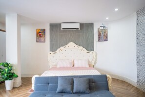 Junior tweepersoonskamer | Hypoallergeen beddengoed, een bureau, verduisterende gordijnen