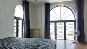 Suíte superluxo | Roupas de cama antialérgicas, escrivaninha, cortinas blackout
