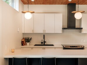 Een koelkast, een microgolfoven, een oven, een kookplaat