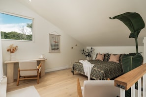 2 bedrooms, desk, WiFi, bed sheets