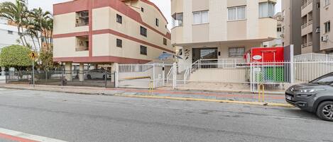 Basic Apartment | Exterior