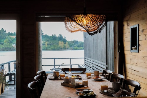 Palafito Entre Mar y Tierra