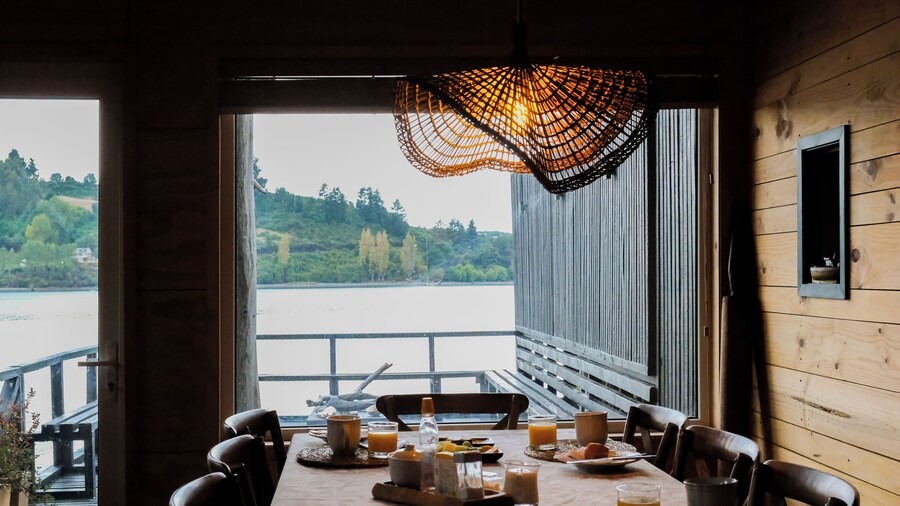 Palafito Entre Mar y Tierra