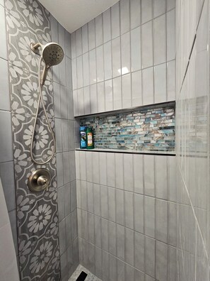 Haartrockner, Handtücher, Seife, Toilettenpapier