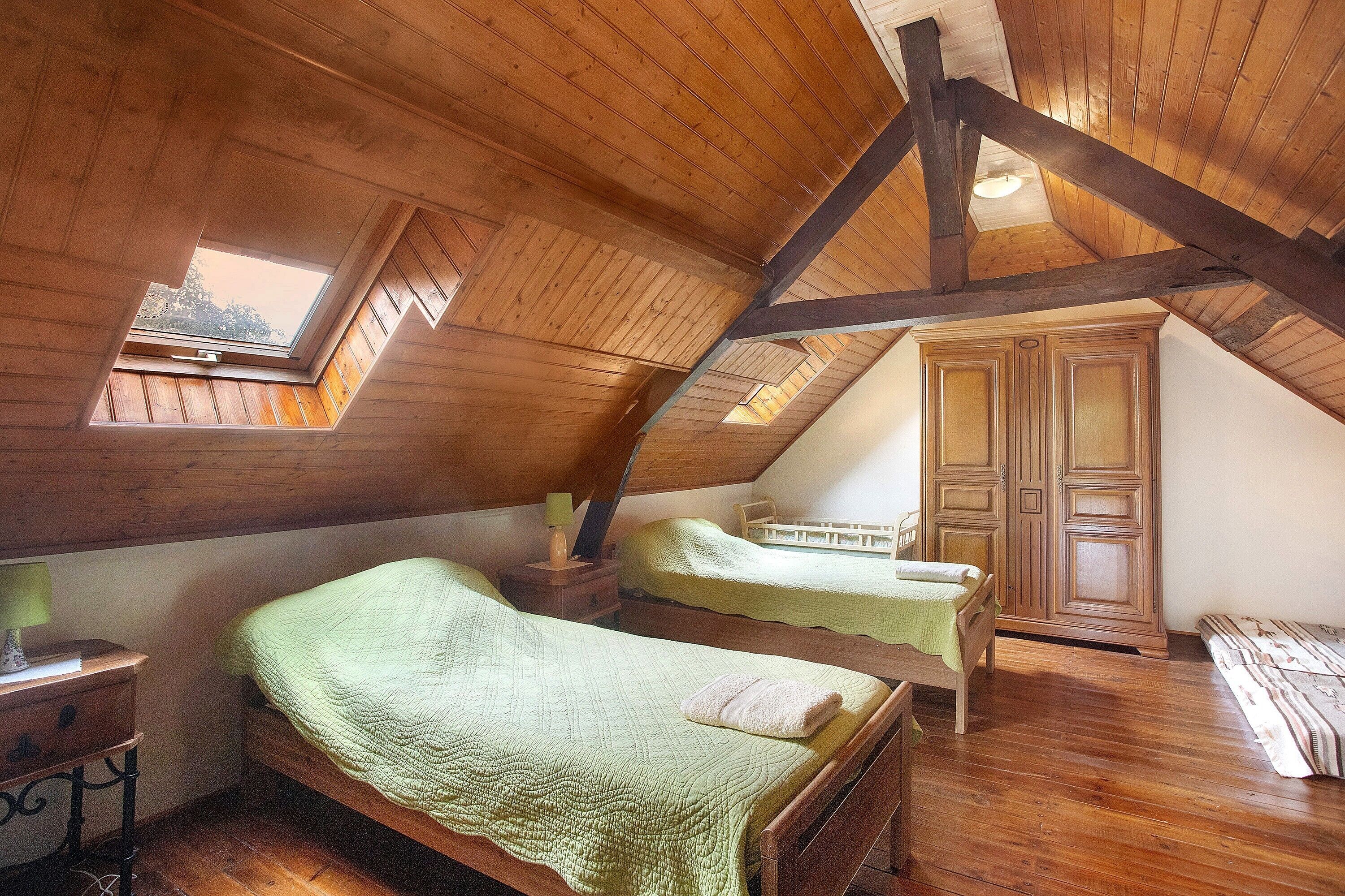 5 bedrooms, iron/ironing board, WiFi, bed sheets