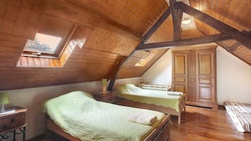 5 bedrooms, iron/ironing board, WiFi, bed sheets