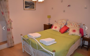 5 bedrooms, iron/ironing board, WiFi, bed sheets